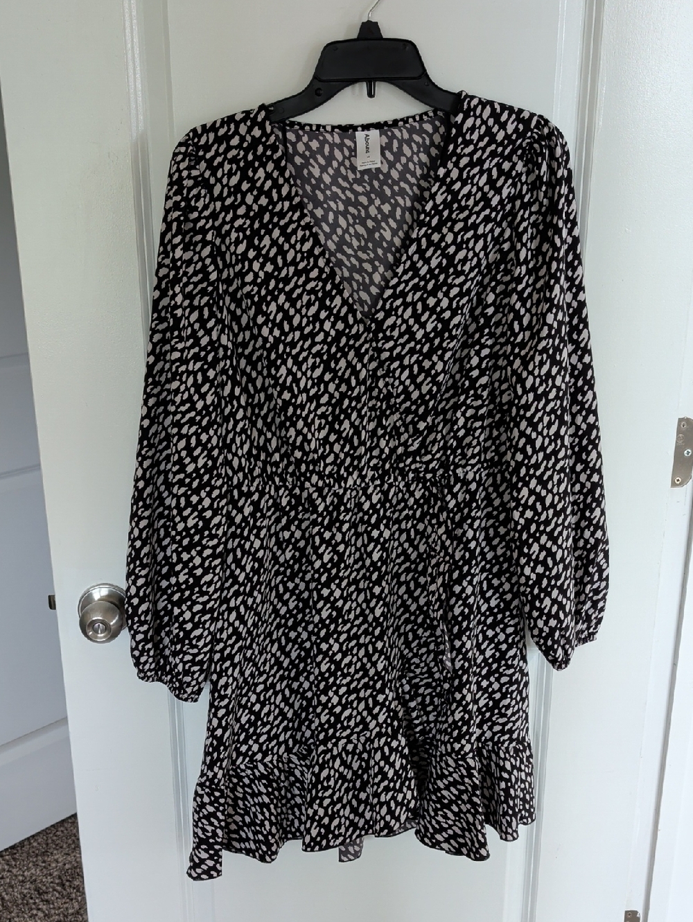 Abound Black and White Printed V-Neck Long Sleeve Dress
